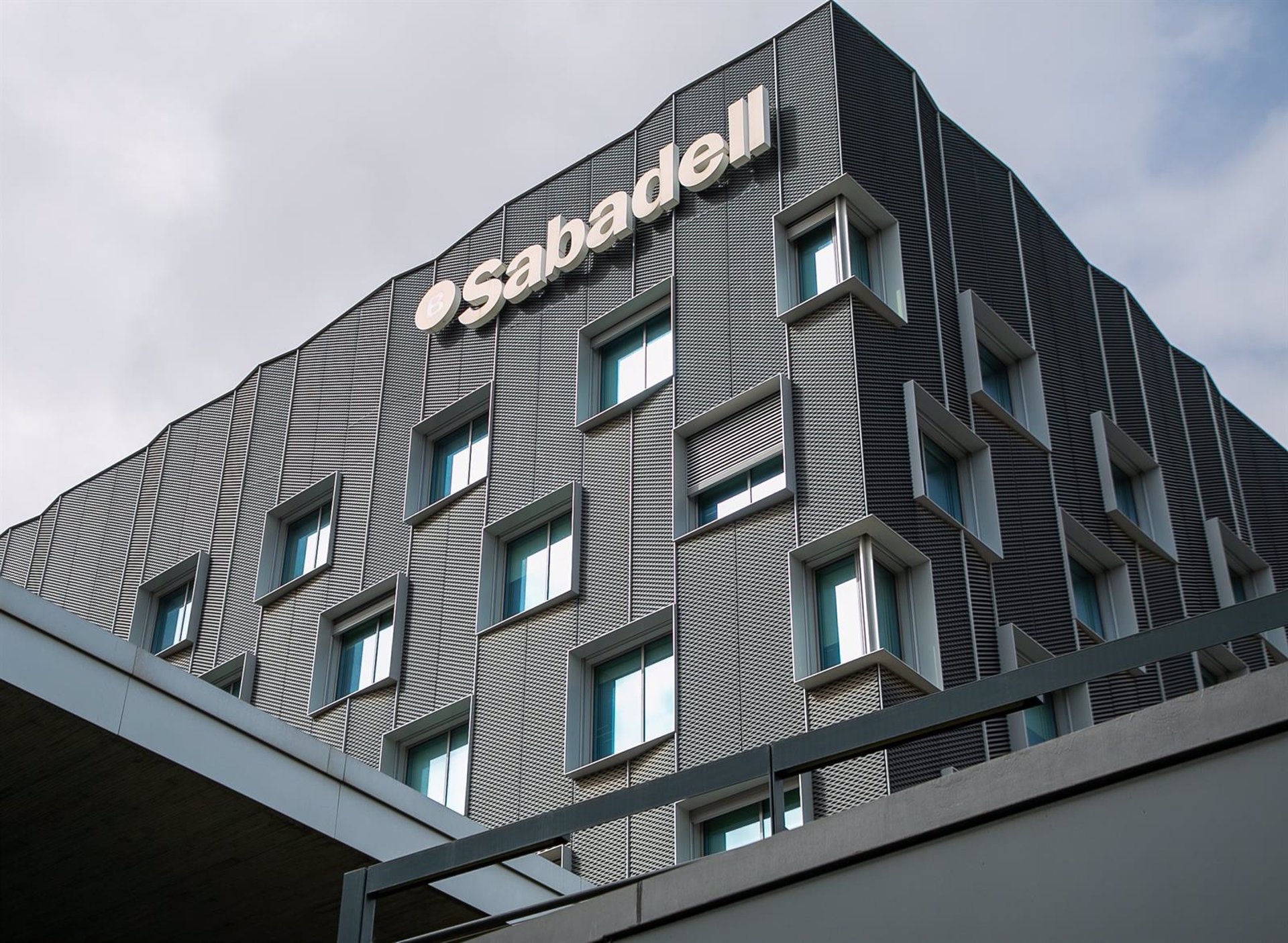 Banco Sabadell abonará este viernes el dividendo de 0,12 euros por acción