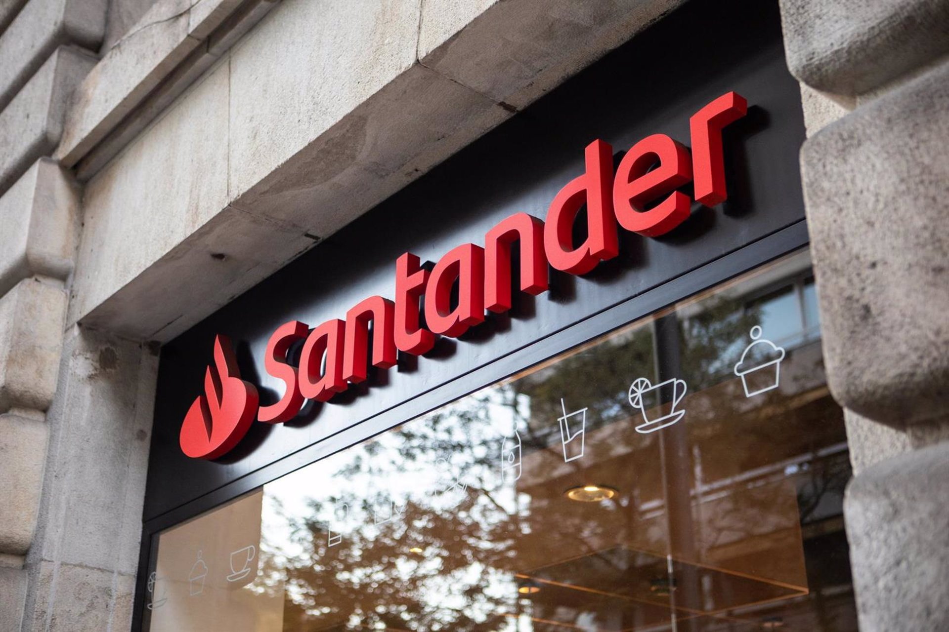 Los accionistas de Santander aprueban en la junta renovar a Grisi y Botín y el resto de acuerdos