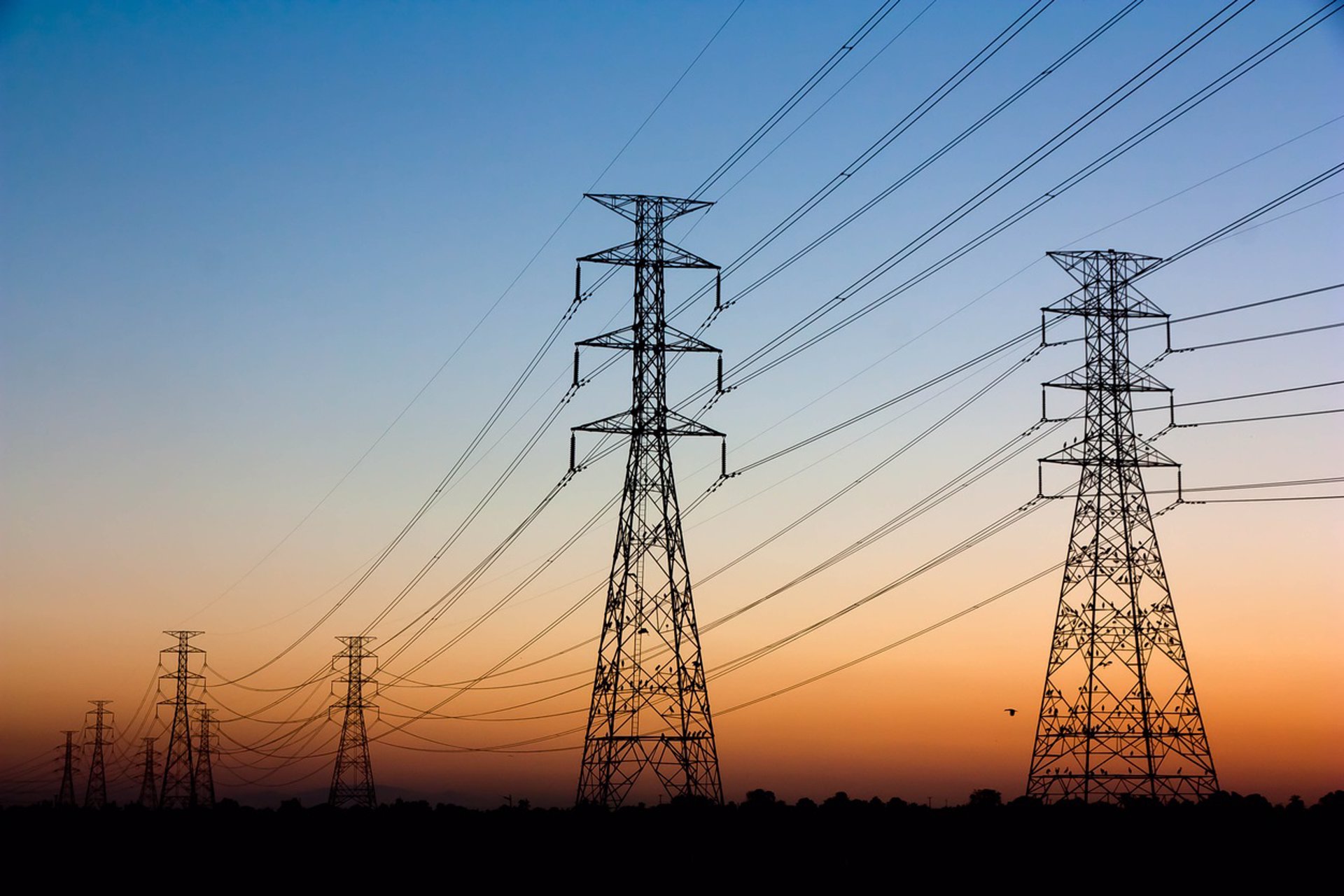 Los altos impuestos y gravámenes a electricidad ponen a Europa en desventaja con EEUU y China, según informe