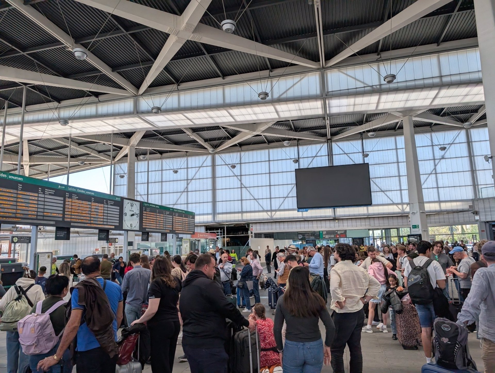 El apagón provoca la cancelación de 344 vuelos y deja 35.000 personas auxiliadas en trenes