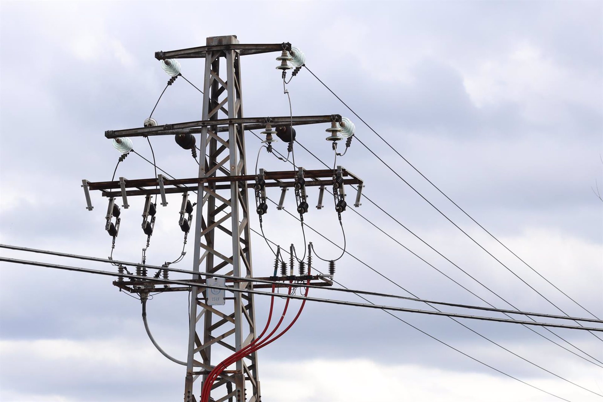 El precio de la luz cae este domingo a 11 euros y tendrá diez horas de coste cero o negativo