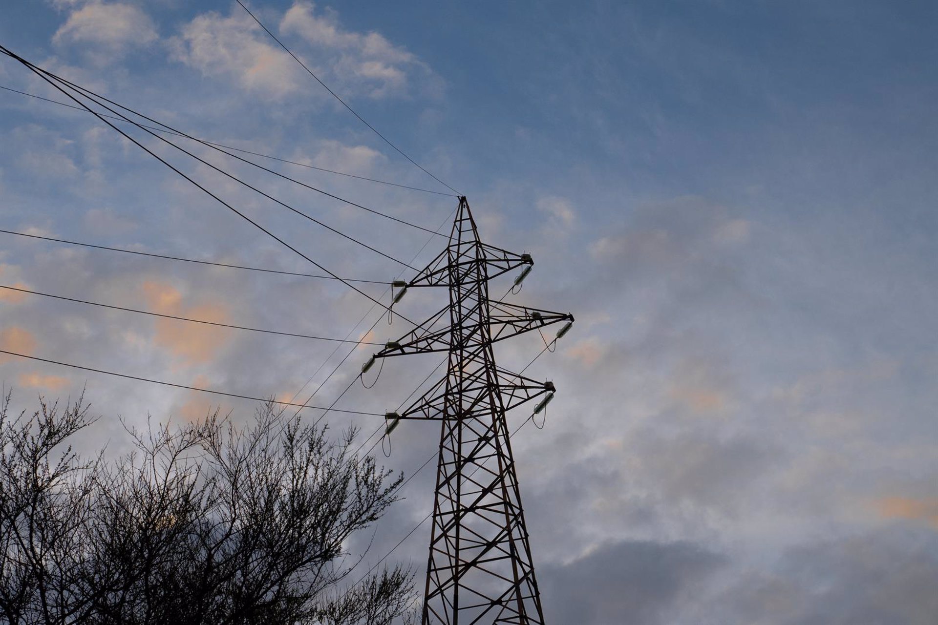 El precio de la luz cae este domingo a 11 euros y tendrá diez horas de coste cero o negativo