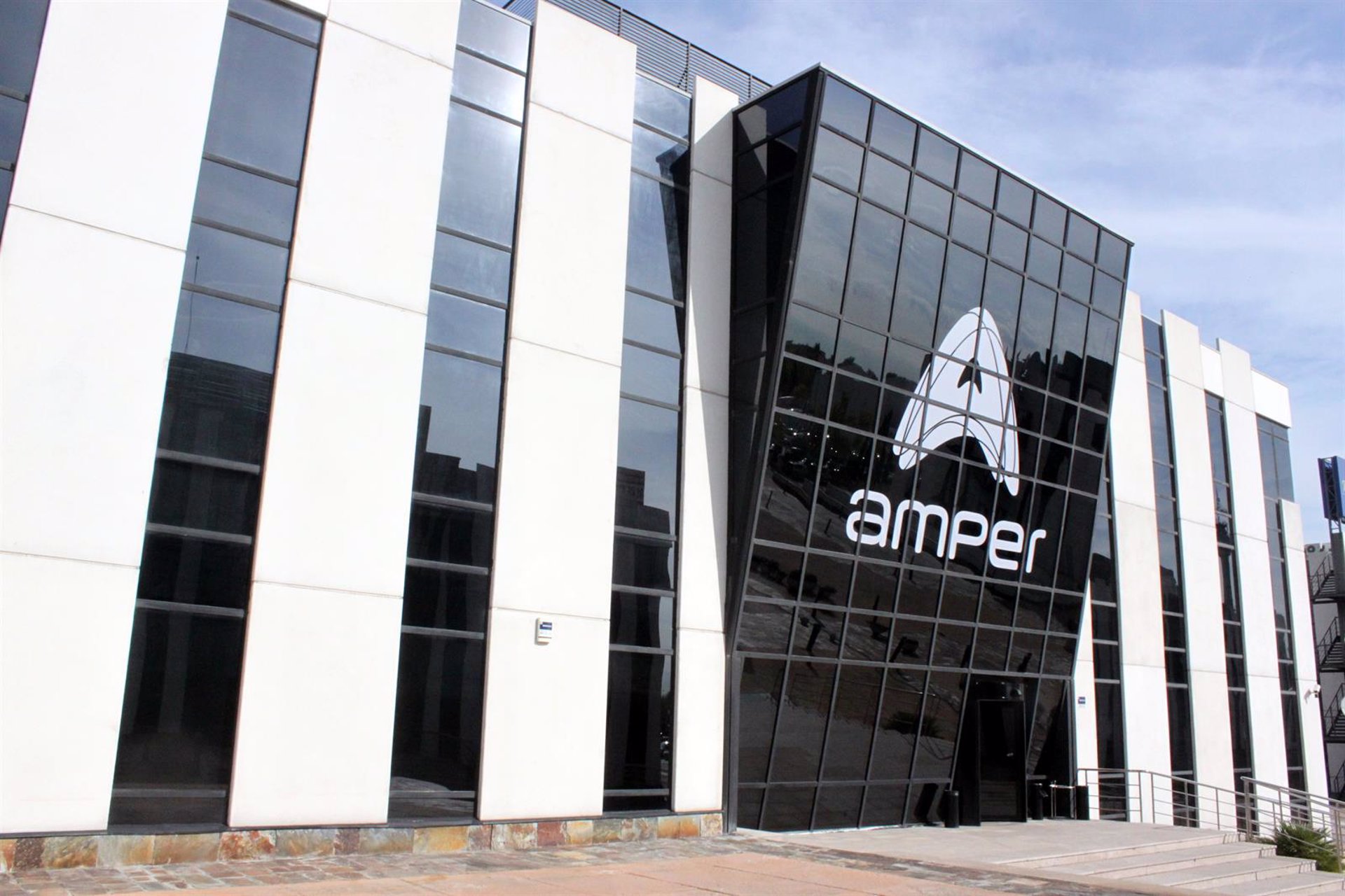 La junta de Amper acuerda ampliar capital en 3,9 millones de euros y nombrar consejeros a Echeverri y Esmorís