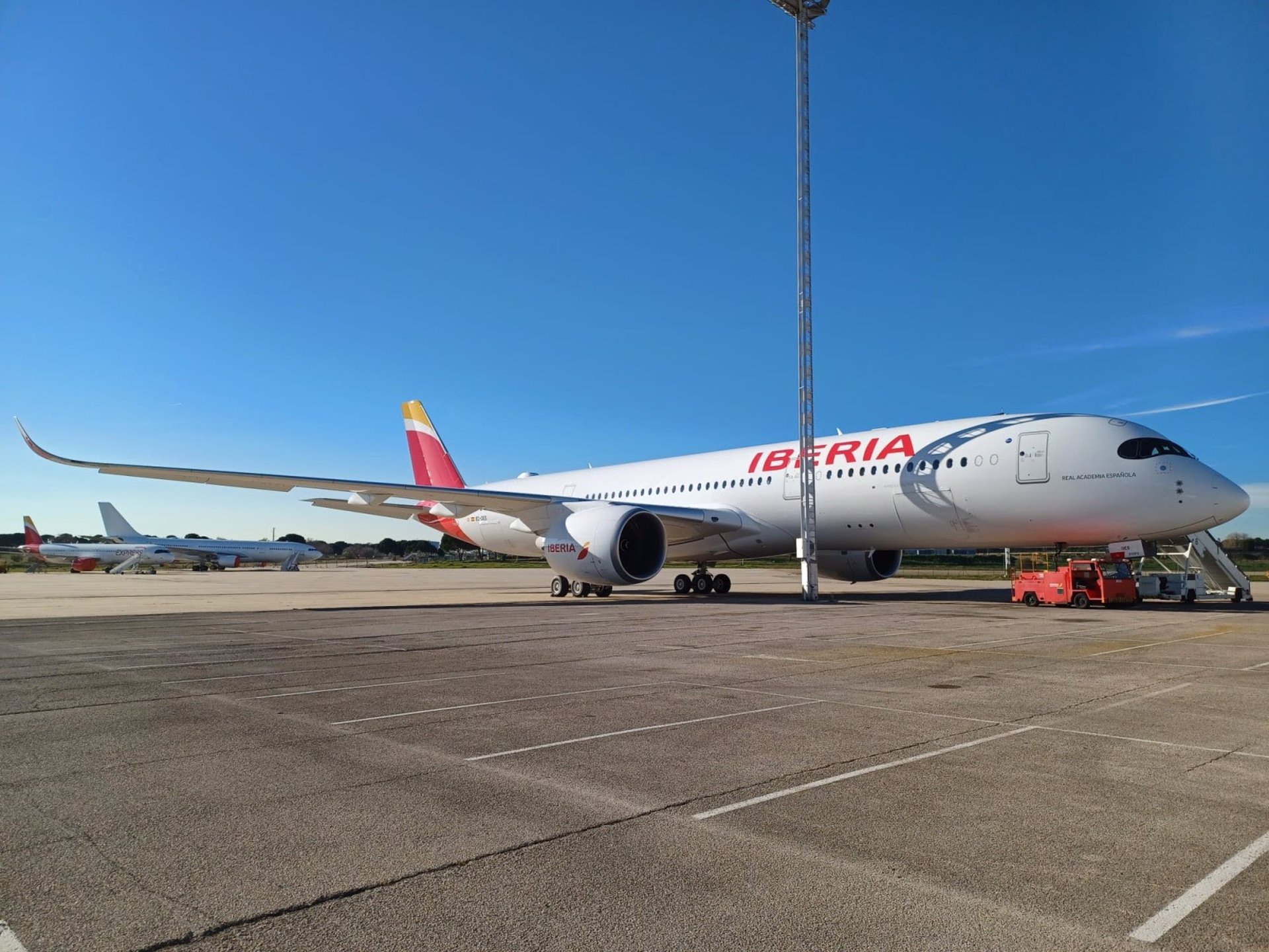 Supremo obliga a Iberia a pesar el equipaje de cabina y a volar con tripulantes de más de 1,63 metros en A350