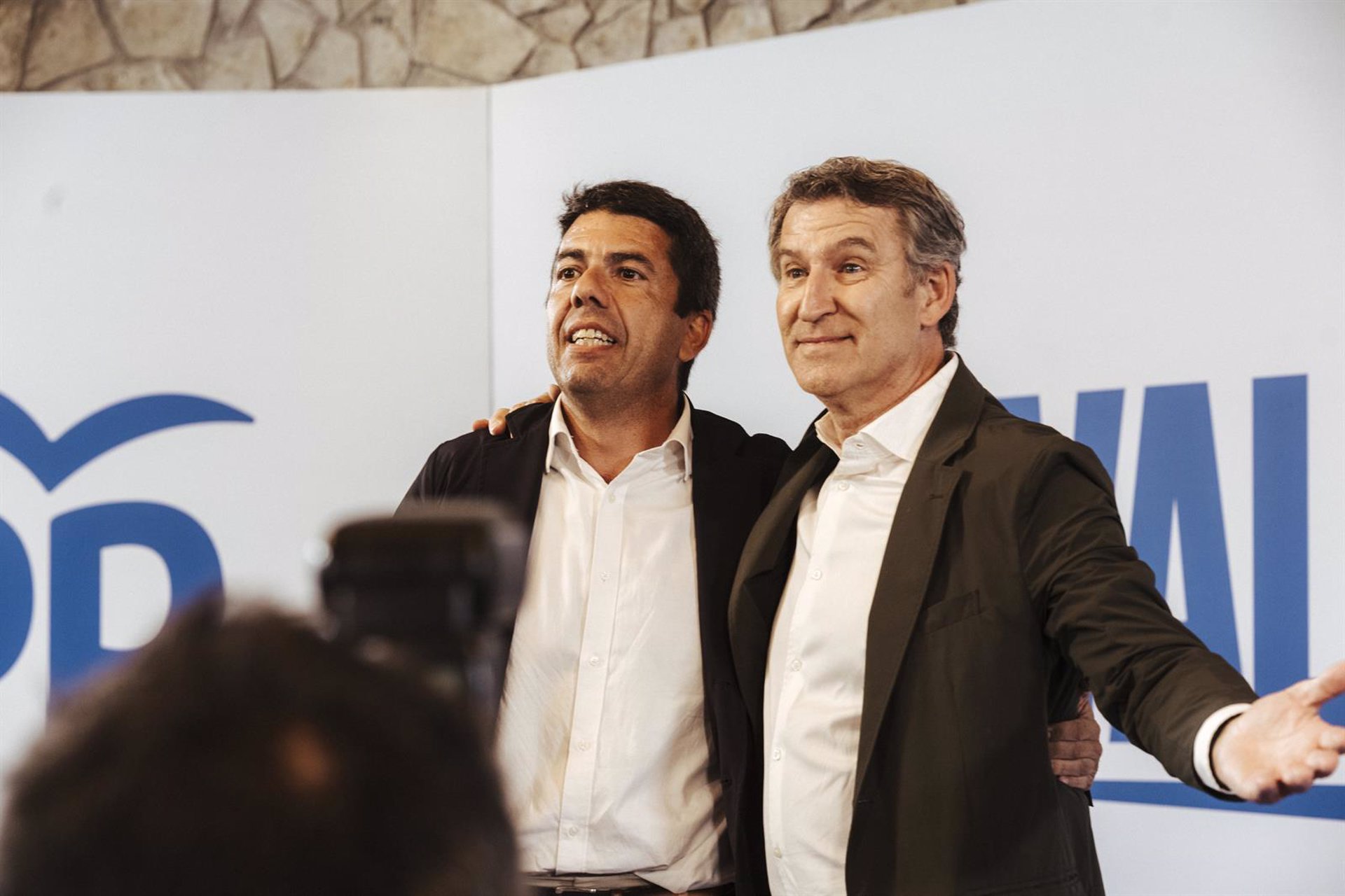 Mazón reivindica con Feijóo la ampliación de los aeropuertos de Valencia y Alicante: «Enhorabuena a Illa»