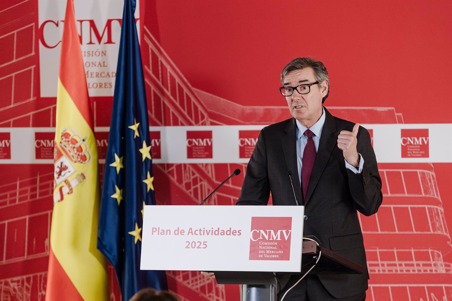 La CNMV está en «contacto casi constante» con BBVA y Sabadell desde el inicio de la OPA