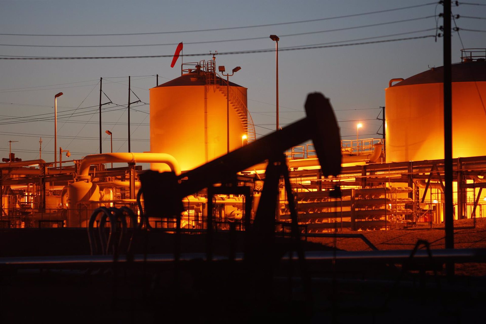AIE prevé que la producción petrolera excederá a la demanda porque el consumo de China tocará techo en 2027
