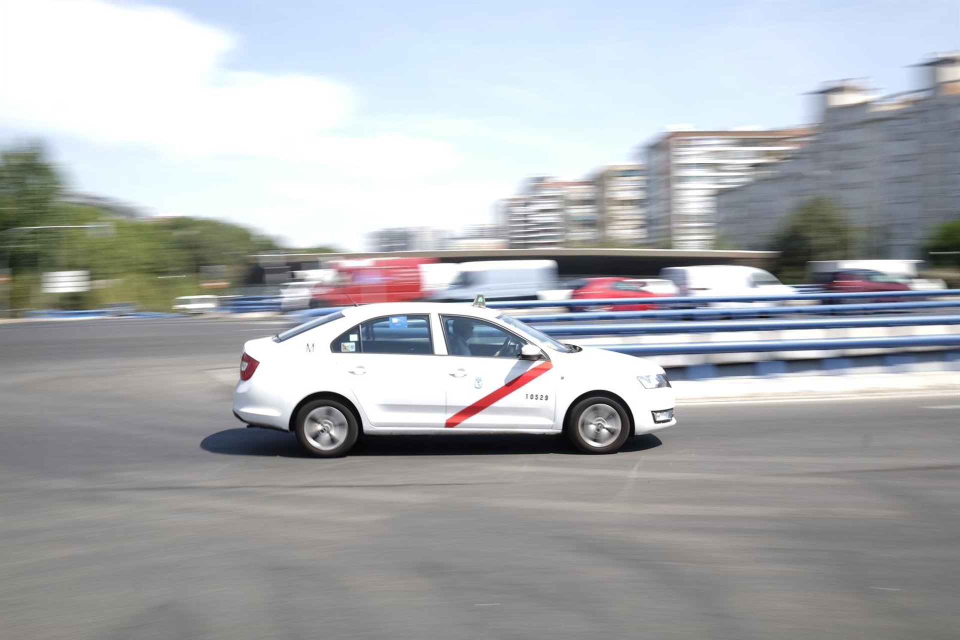 Sindicatos y patronal firman un convenio del taxi con mejoras laborales para los conductores